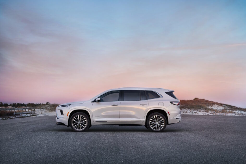 Side profile of the 2025 Buick Enclave Avenir.