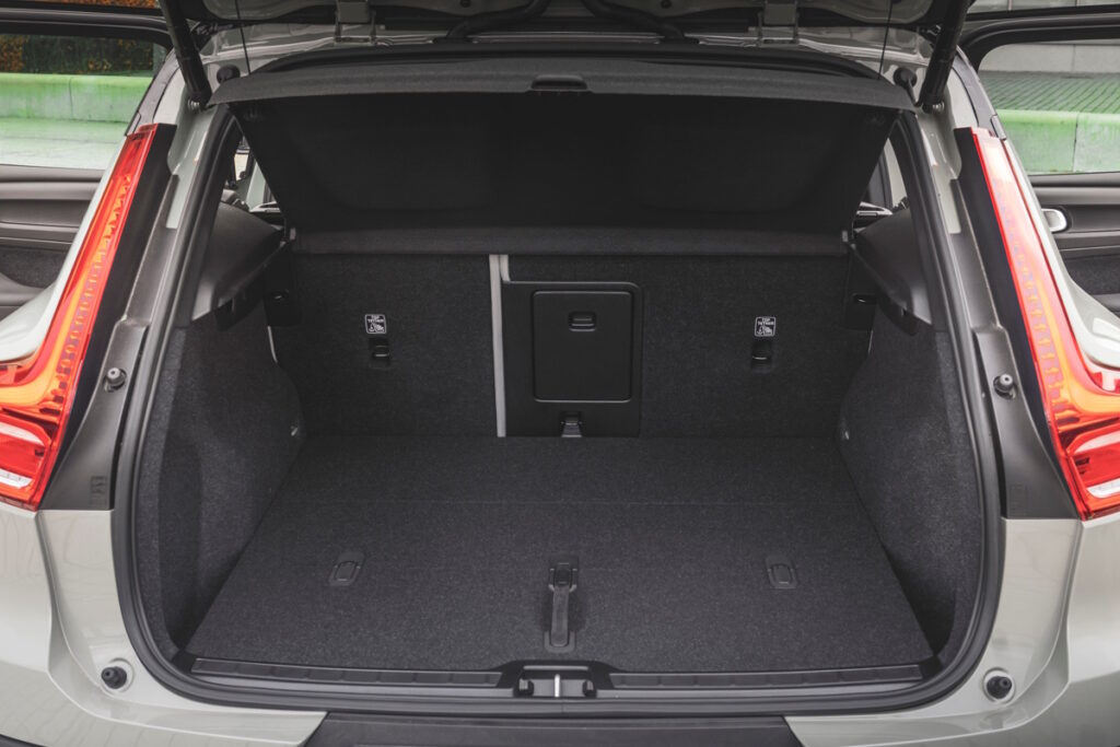 Volvo EX40 cargo area