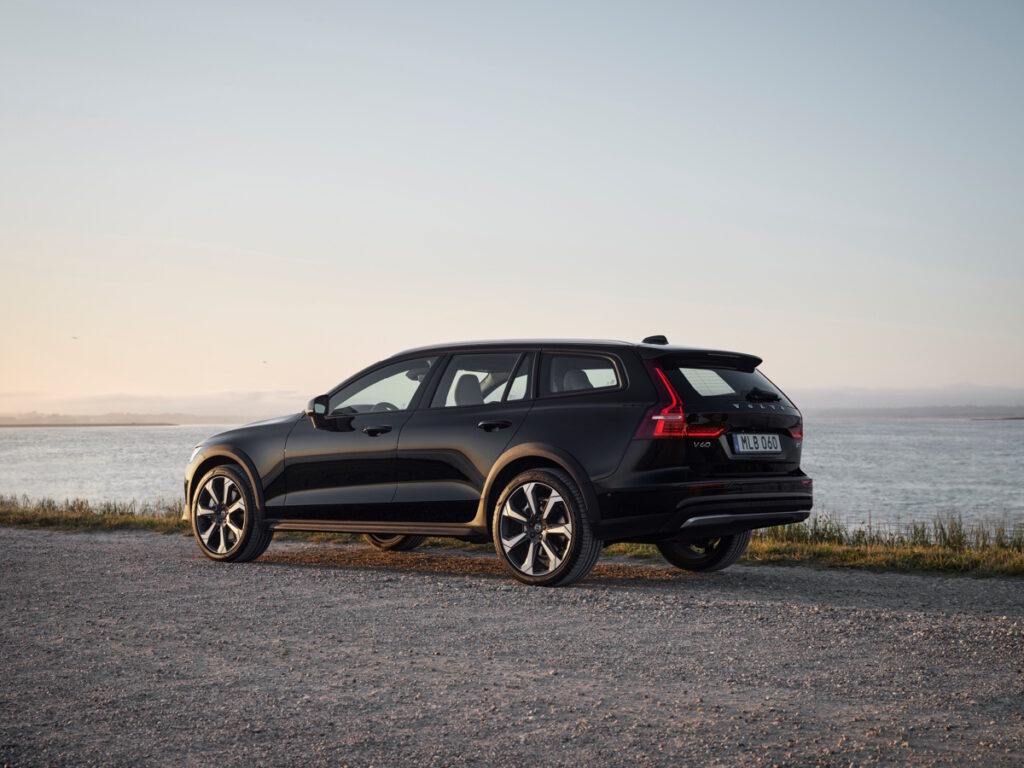 2025 Volvo V60 Cross Country B5 AWD