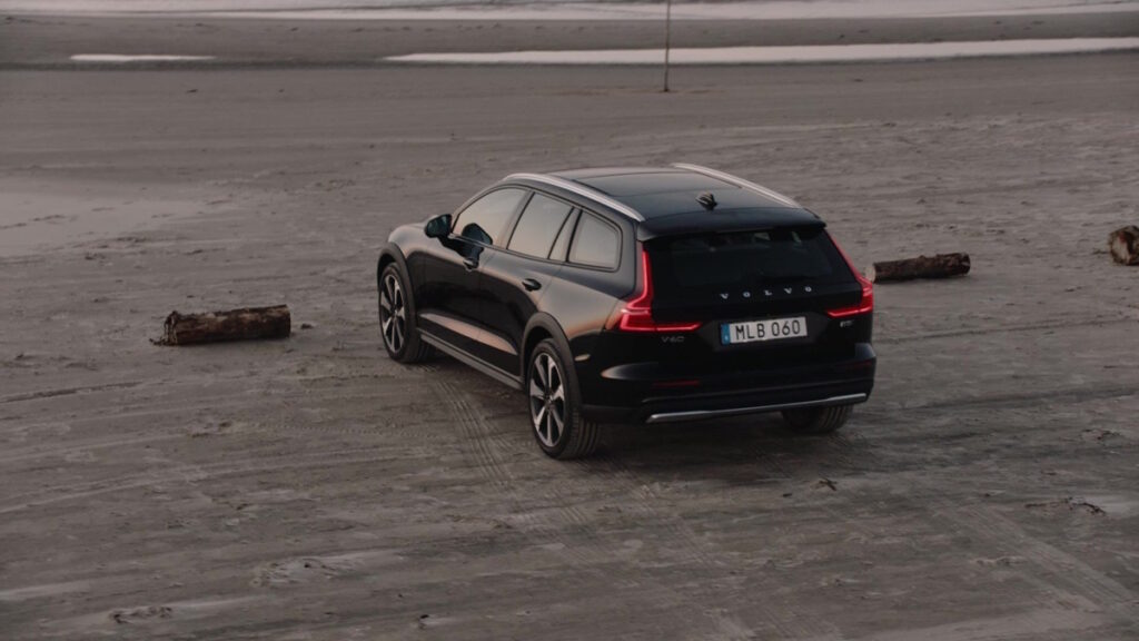 2025 Volvo V60 Cross Country B5 AWD