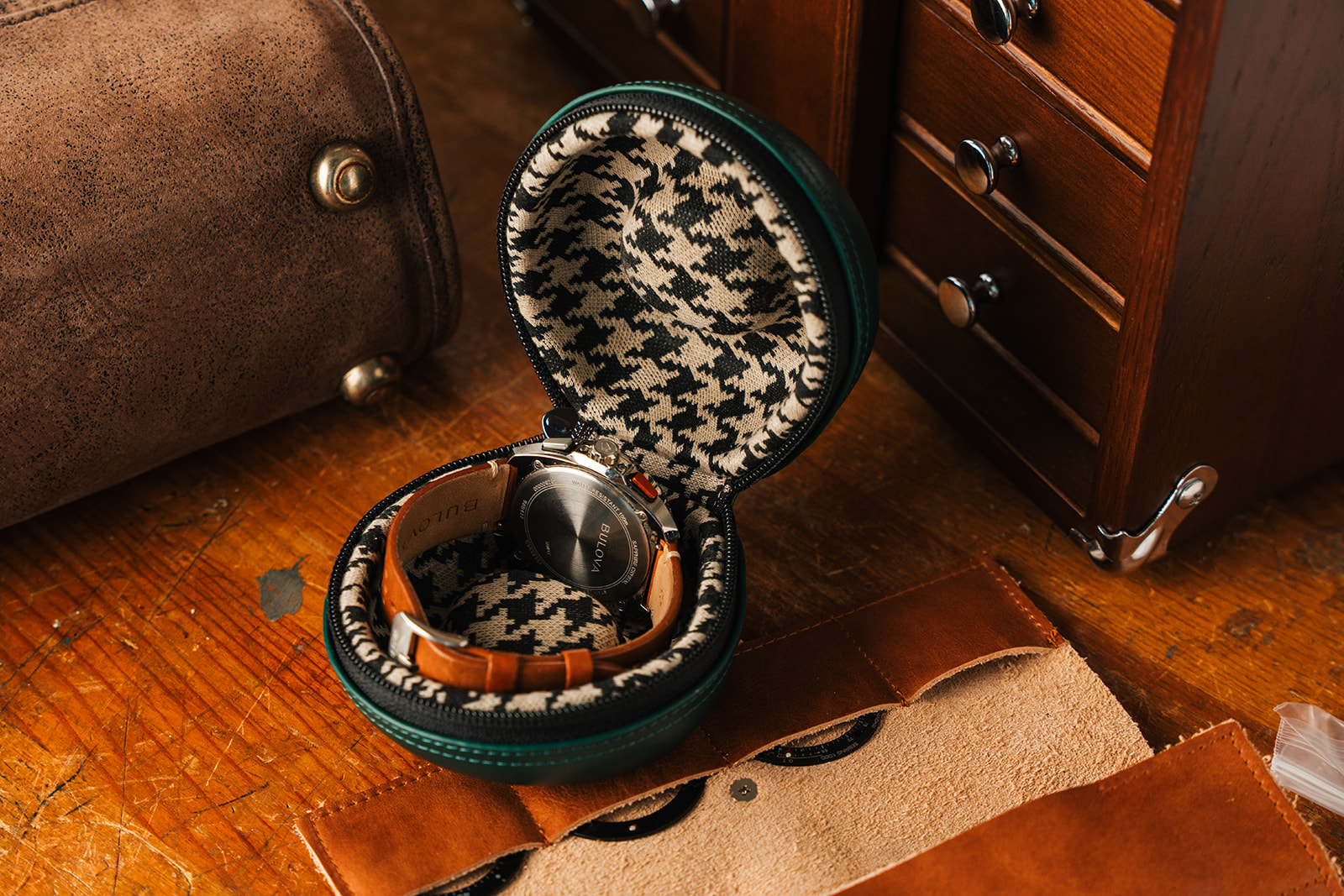 Discommon Puck Review: The Best Watch Travel Case for Car People